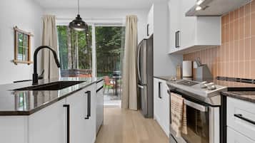 Coffee/tea maker, fridge, microwave, oven