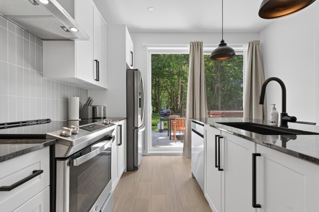 Coffee/tea maker, fridge, microwave, oven