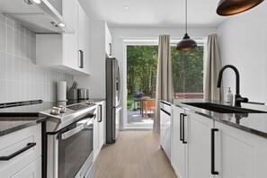 Coffee/tea maker, fridge, microwave, oven - Le Relais Austin 3 — Spa, Nature & Adventure (Austin)