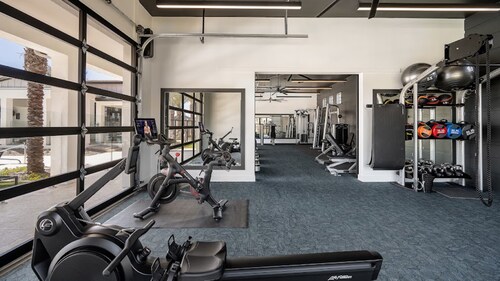 Cozy 1-bedroom condo in peaceful Queen Creek with AC and gym