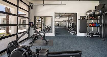 Cozy 1-bedroom condo in peaceful Queen Creek with AC and gym