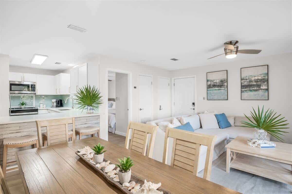 Un espacio habitable moderno con cocina, comedor y sala de estar.