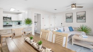 Un espacio habitable moderno con cocina, comedor y sala de estar.