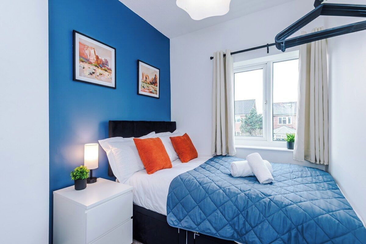 Iron/ironing board, internet, bed sheets