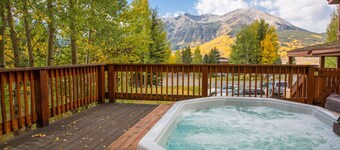 Whetstone Chalet, Golf, Private Lake, XC Ski, Bike trail to Town!