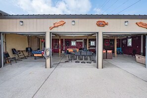 Outdoor dining - Copano Bay Fishing Lodge. With Game Room and pool table (Rockport)