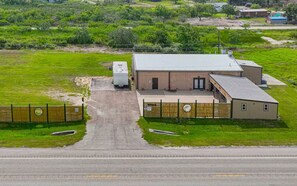 Exterior - Copano Bay Fishing Lodge. With Game Room and pool table (Rockport)