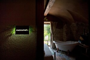 Standard Double Room, 1 King Bed, Balcony | Spa - una volta antica dimora del 1500 B&B (Cava de' Tirreni)