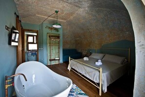 Superior Triple Room, Balcony, Garden View | Desk, laptop workspace, blackout curtains, iron/ironing board - una volta antica dimora del 1500 B&B (Cava de' Tirreni)
