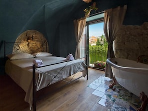Standard Double Room, 1 King Bed, Balcony | Desk, laptop workspace, blackout curtains, iron/ironing board - una volta antica dimora del 1500 B&B (Cava de' Tirreni)