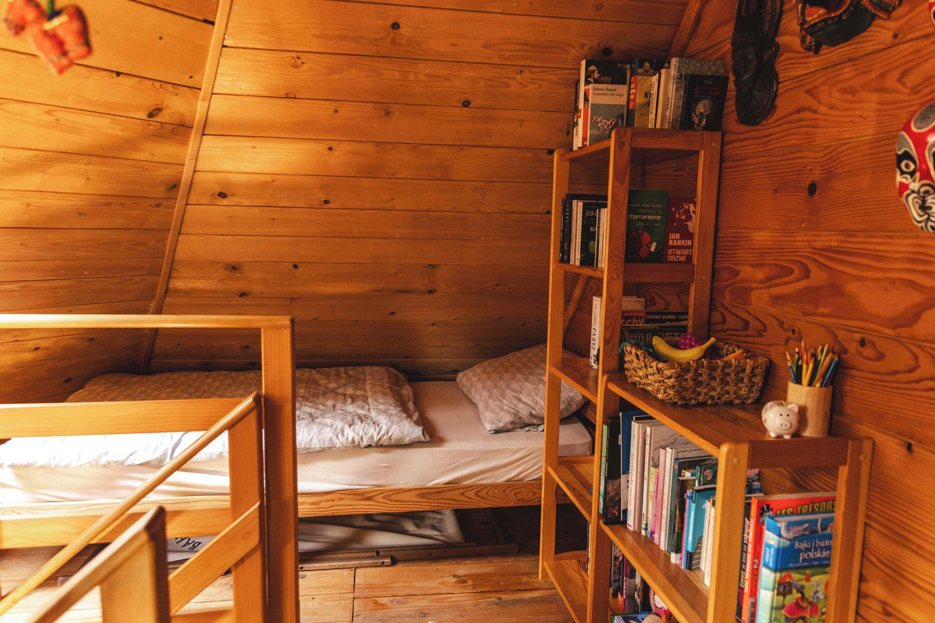 2 bedrooms, desk, bed sheets