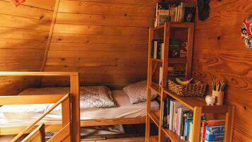 2 bedrooms, desk, bed sheets
