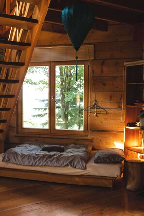 2 bedrooms, desk, bed sheets