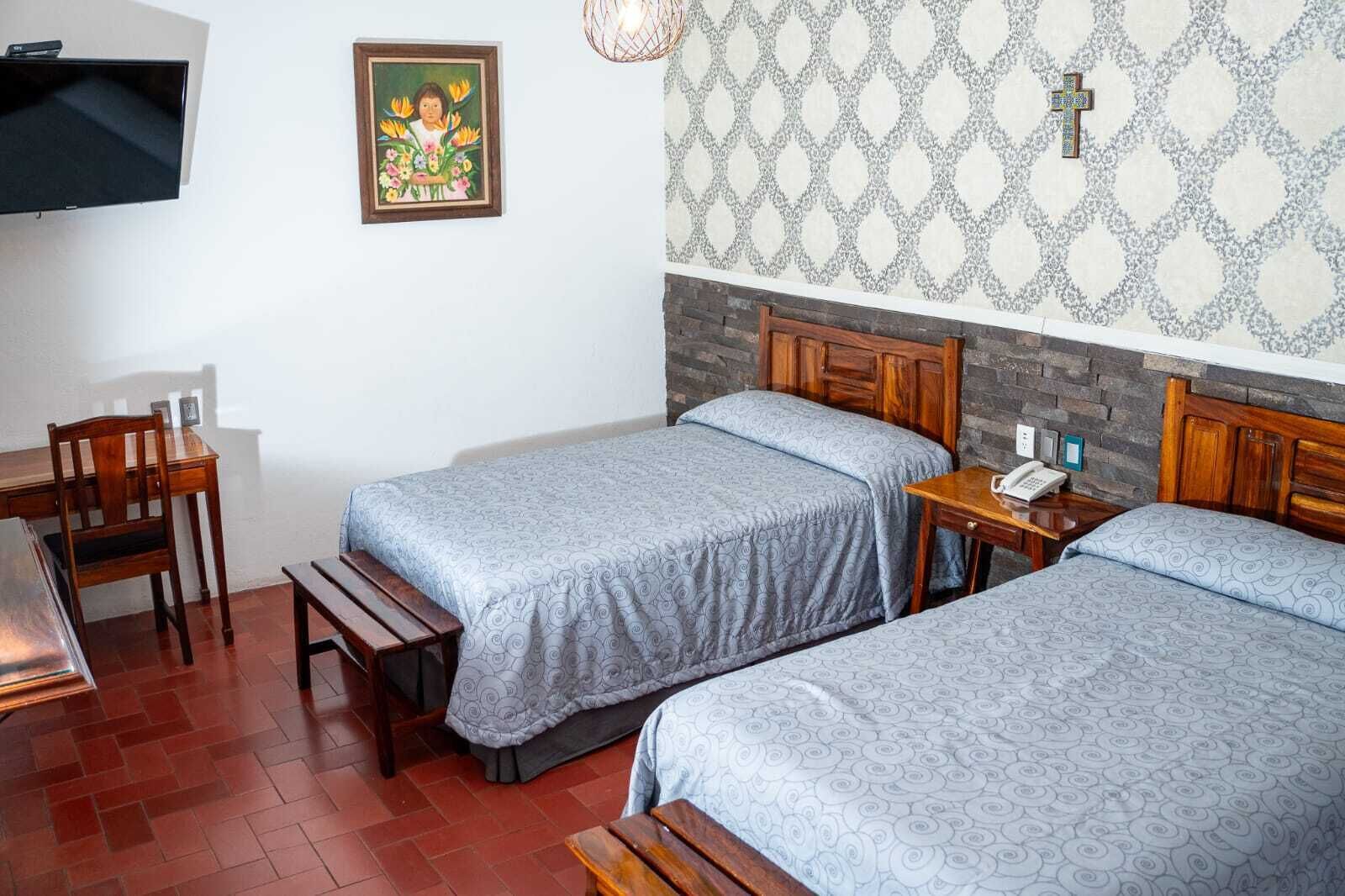 Kamar Twin Comfort | Brankas, meja kerja, ruang kerja ramah laptop, dan tirai kedap cahaya