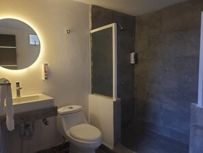 Suite familiar | Baño | Toallas, jabón, shampoo, papel de baño 