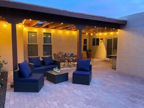 Outdoor dining - Tranquil Tucson hacienda with views, pool, & surrounded by desert wildlife (Tucson)