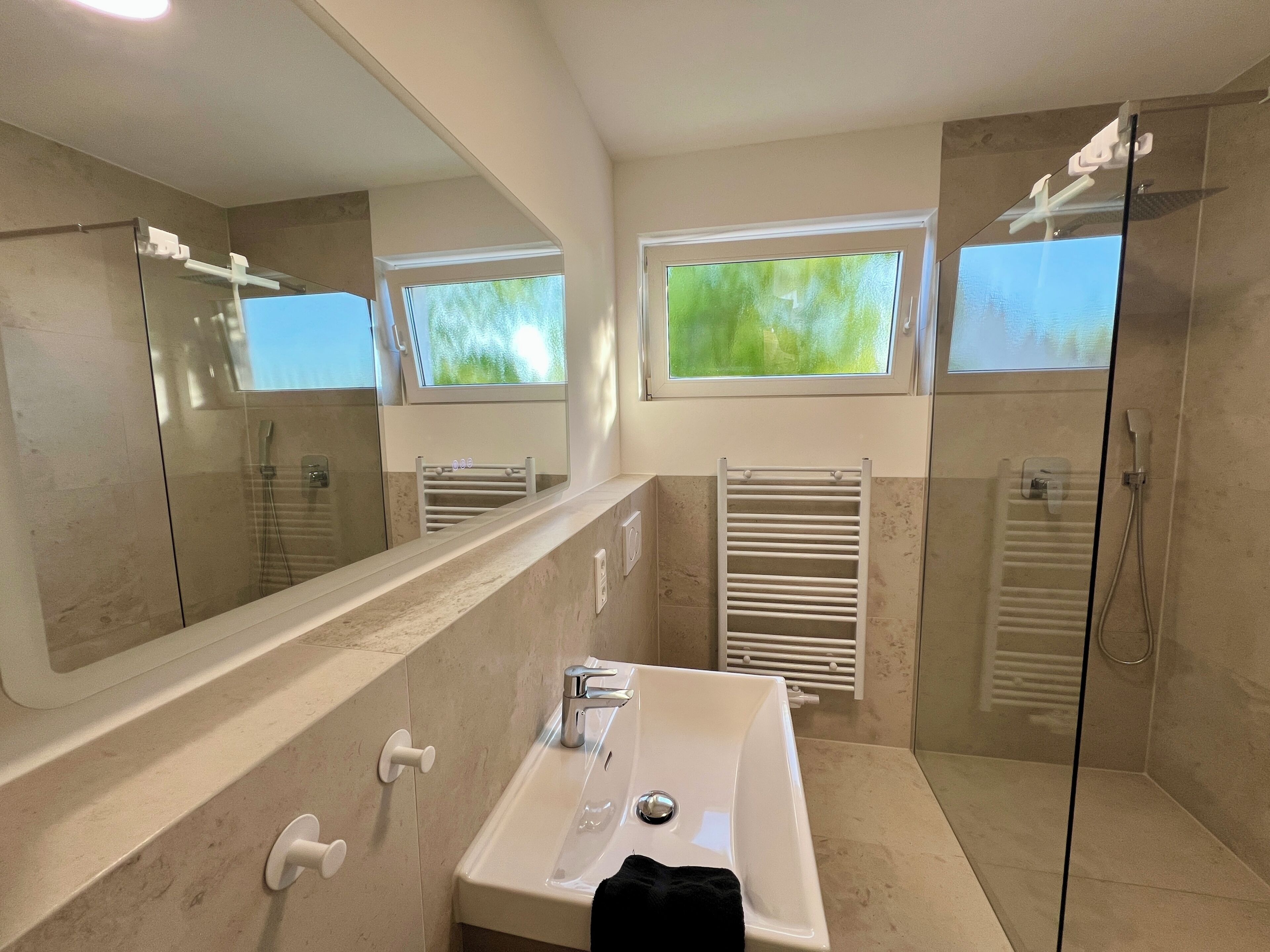 Haartrockner, Handtücher, Seife, Toilettenpapier