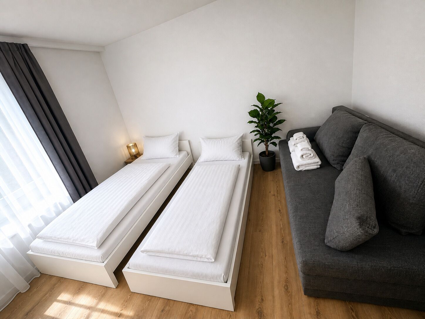 Tabla de planchar con plancha, wifi y ropa de cama 