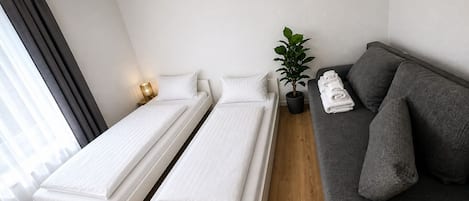 Tabla de planchar con plancha, wifi y ropa de cama