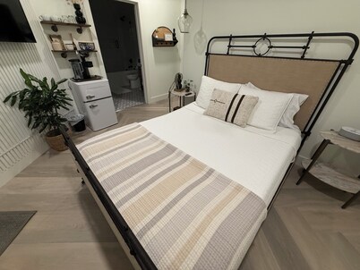 The Banker’s Quarters
Luxury Boutique Hotel Suite in the heart of Lexington