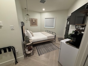 1 bedroom, iron/ironing board, WiFi (free), bed sheets