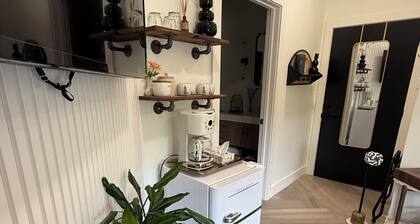 The Banker’s Quarters
Luxury Boutique Hotel Suite in the heart of Lexington