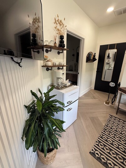 The Bankerâs Quarters
Luxury Boutique Hotel Suite in the heart of Lexington