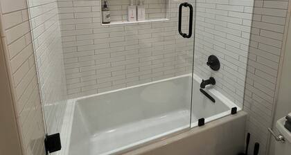 The Banker’s Quarters
Luxury Boutique Hotel Suite in the heart of Lexington