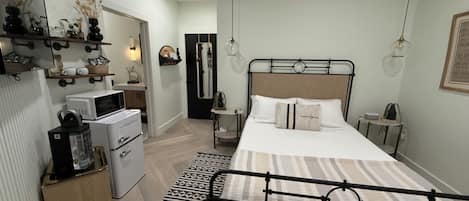 1 bedroom, iron/ironing board, WiFi (free), bed sheets