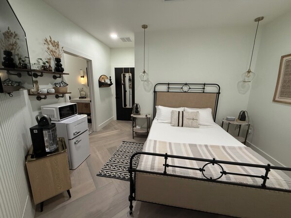 1 bedroom, iron/ironing board, WiFi (free), bed sheets