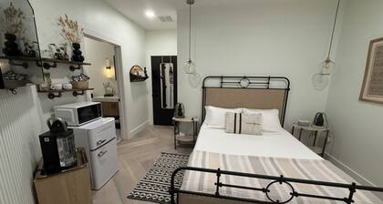 The Banker’s Quarters
Luxury Boutique Hotel Suite in the heart of Lexington