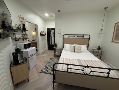 The Banker’s Quarters
Luxury Boutique Hotel Suite in the heart of Lexington