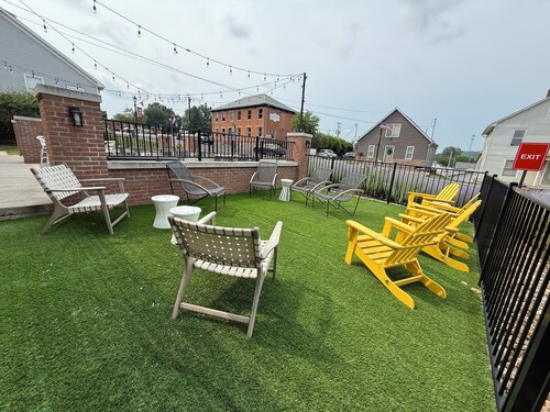 The Banker’s Quarters
Luxury Boutique Hotel Suite in the heart of Lexington