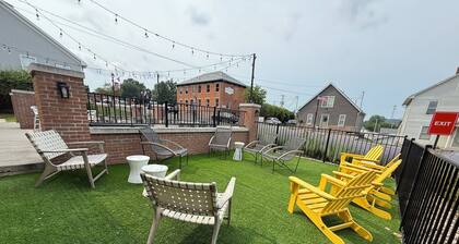 The Banker’s Quarters
Luxury Boutique Hotel Suite in the heart of Lexington