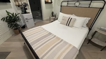 1 bedroom, iron/ironing board, WiFi (free), bed sheets