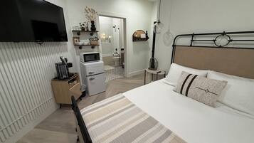 1 bedroom, iron/ironing board, WiFi (free), bed sheets