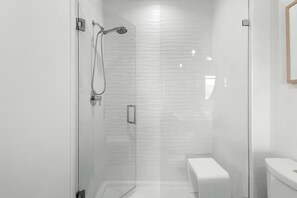 Bathroom - Penthouse with Unobstructed Lake & Mountain View (Kelowna)