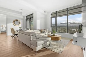 Living area - Penthouse with Unobstructed Lake & Mountain View (Kelowna)