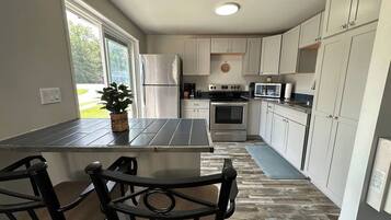 Coffee/tea maker, fridge, microwave, oven