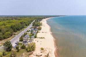 På stranden