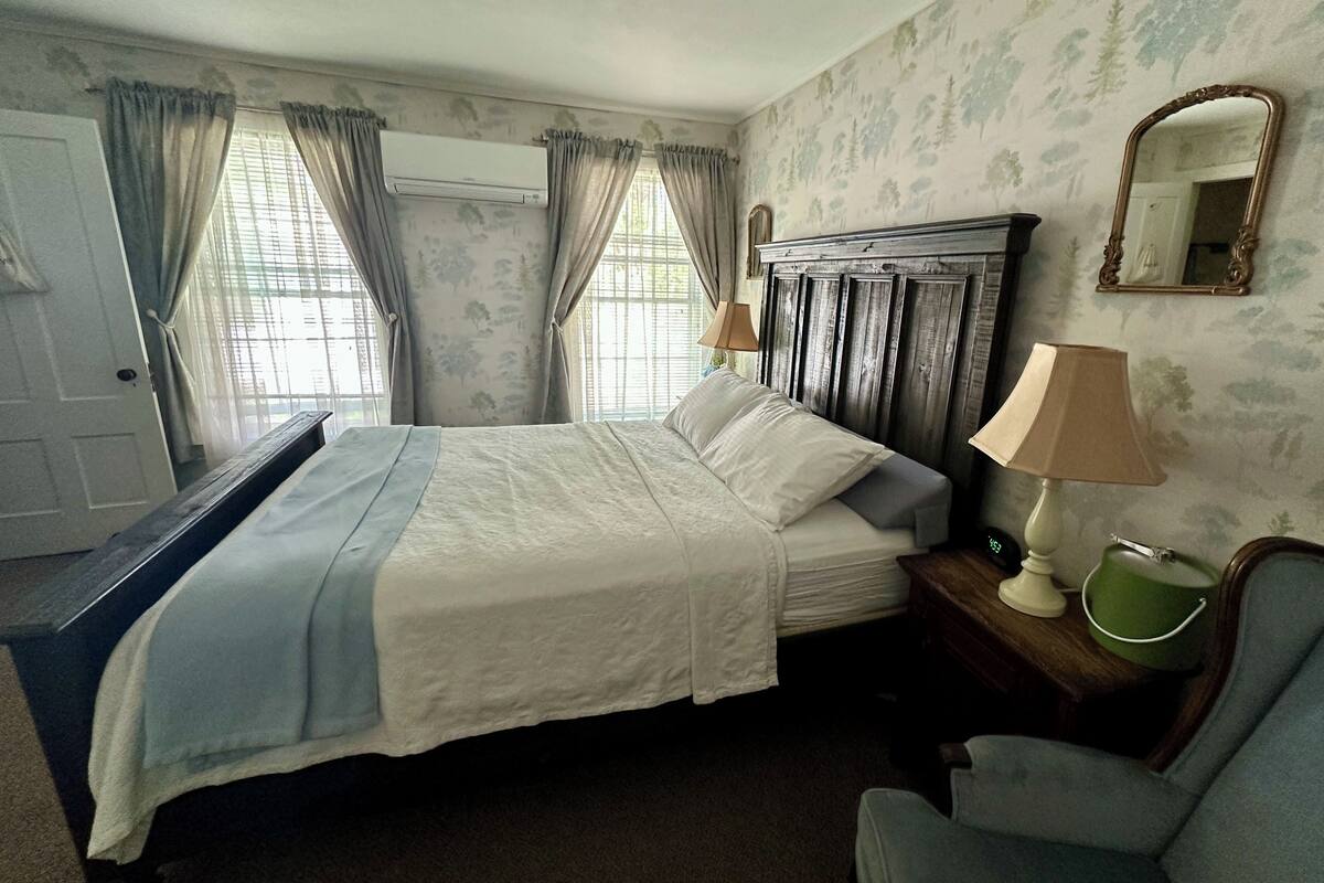 Standard Room, Multiple Beds, Non Smoking, Private Bathroom | Iron/ironing board (on request), WiFi (free), bed sheets
