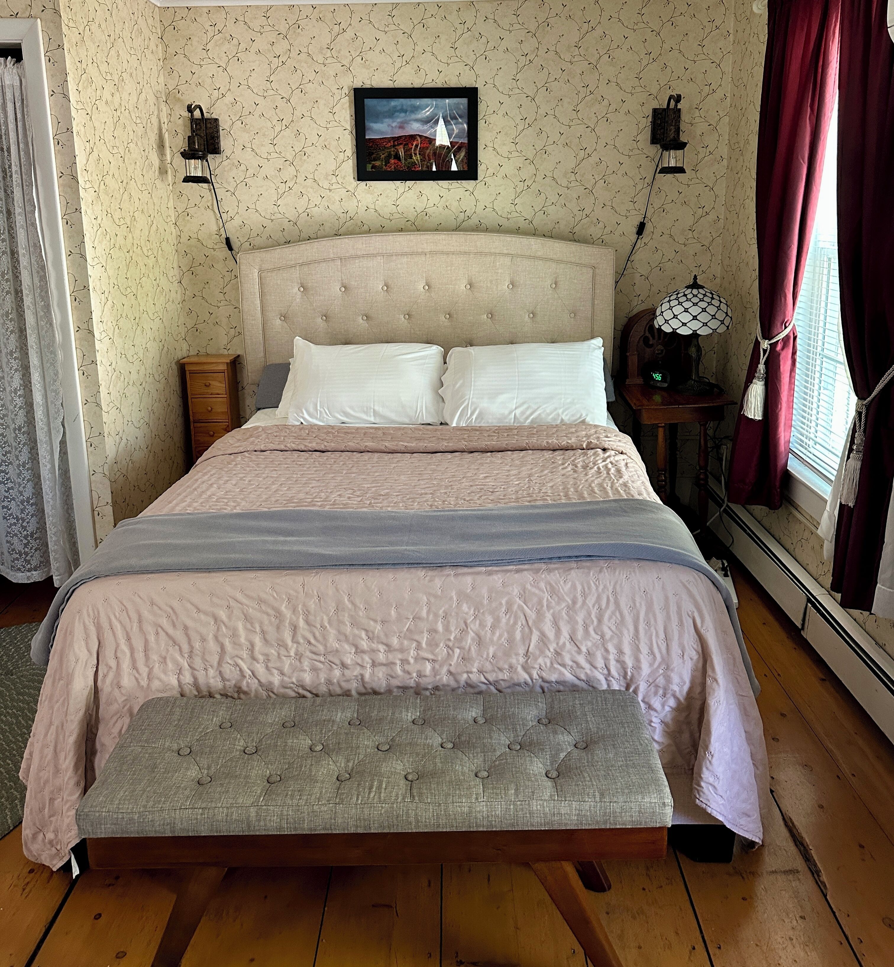 Standard Room, 1 Queen Bed, Non Smoking, Private Bathroom | Iron/ironing board (on request), WiFi (free), bed sheets