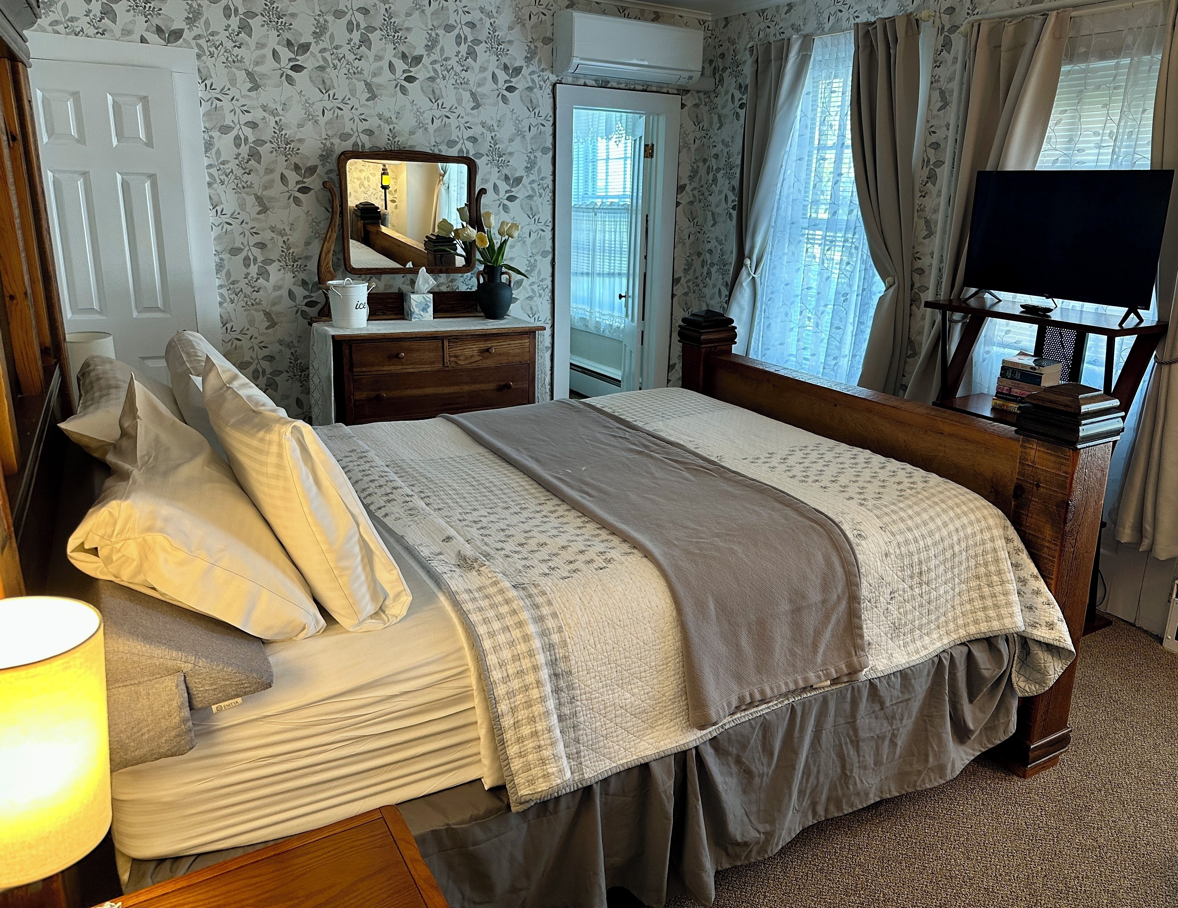 Standard Room, Non Smoking, Ground Floor | Iron/ironing board (on request), WiFi (free), bed sheets