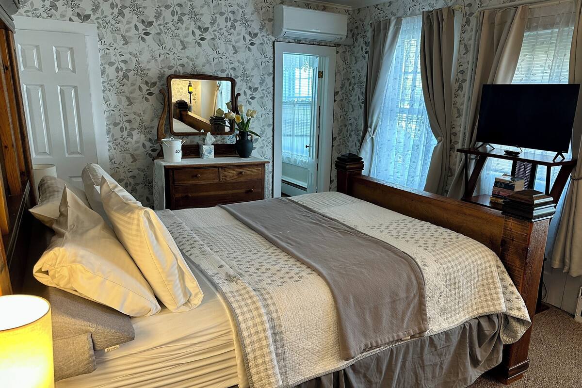 Standard Room, Non Smoking, Ground Floor | Iron/ironing board (on request), WiFi (free), bed sheets