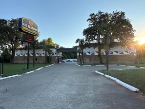 Property grounds - All Season Suites Inn  (Dallas)