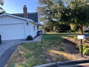 Property grounds - Spacious 4-bedroom house with AC in tranquil Orinda (Orinda)