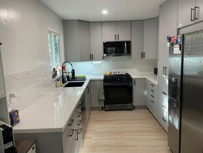Private kitchen - Spacious 4-bedroom house with AC in tranquil Orinda (Orinda)