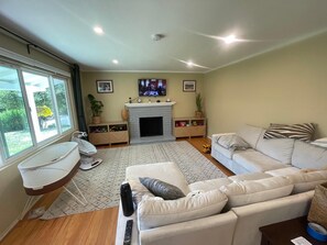 Living area - Spacious 4-bedroom house with AC in tranquil Orinda (Orinda)