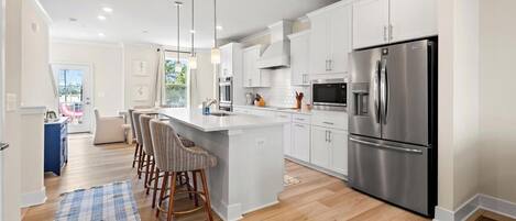 Fridge, microwave, stovetop, dishwasher