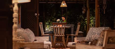 Basic Chalet | Outdoor dining